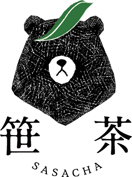 笹茶のイメージキャラクターの熊の顔が真ん中にあり、下に黒い文字で笹茶の文字が書かれている。