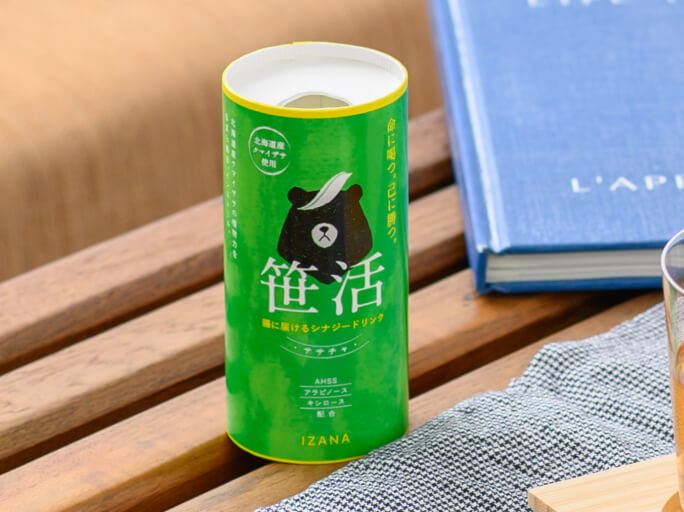 ベンチに笹茶のボトルと本が置かれ、品質を保ちながら長期保存できることを示す様子。
