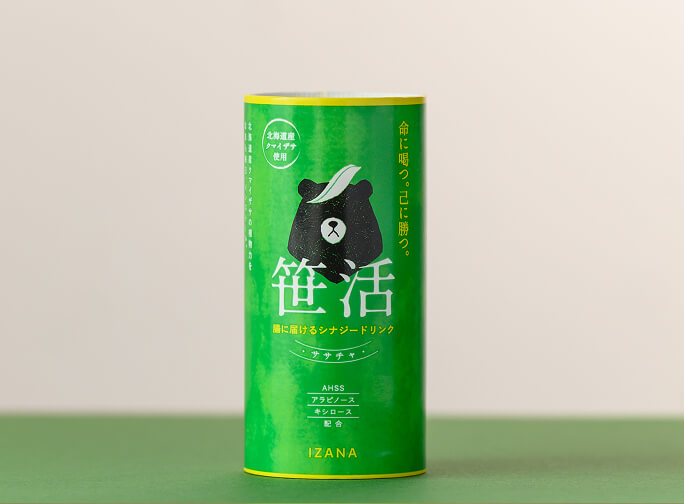 笹茶のボトルが１本、清潔感のある白い背景に置かれている。